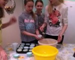 Wypieki muffinek na szkolny kiermasz wielkanocny
